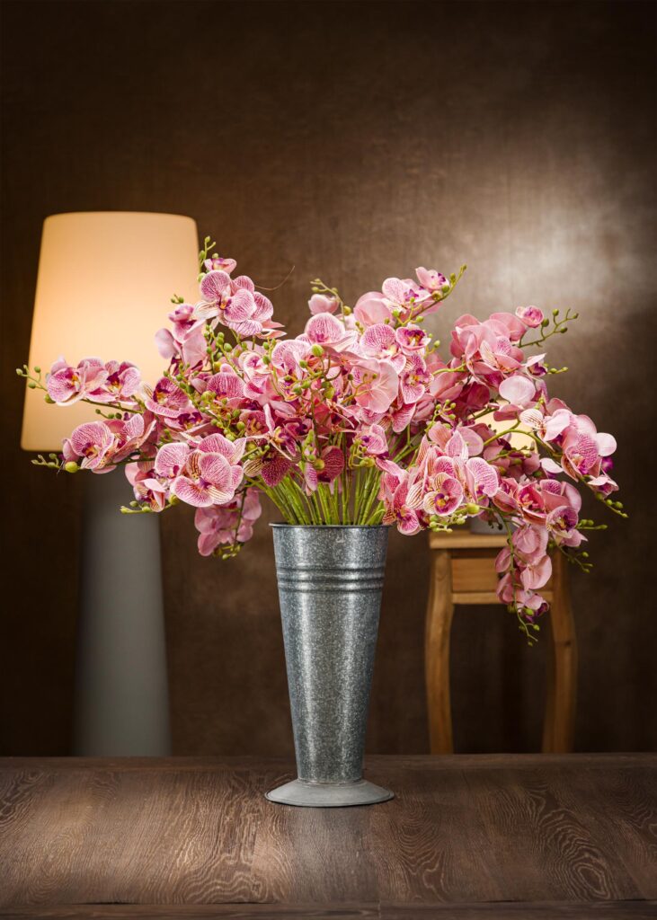 Orchidee finte bellissime in vaso alto