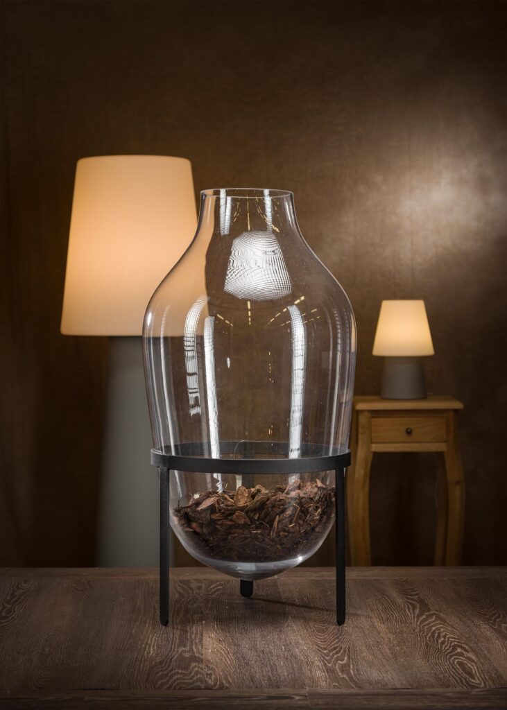 Vasi per fiori in vetro grandi e alti vista frontale