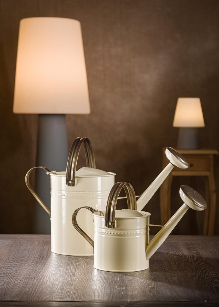 annaffiatoio di latta vintage Bianco vista coppia medio e piccolo, frontale