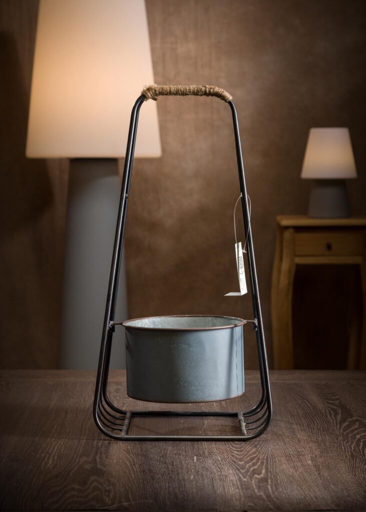 Vasi in latta vintage come centrotavola vista frontale