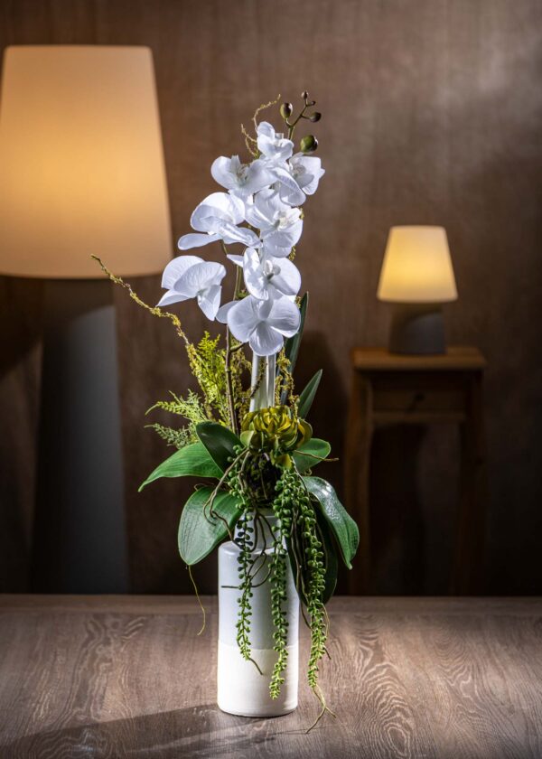 Vista frontale del prodotto - Orchidee Artificiali Alta Qualità in un elegante vaso di ceramica, perfette per aggiungere un tocco di raffinatezza e colore.