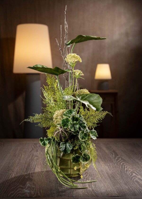 Vista frontale del prodotto - Centrotavola moderno con fiori finti, una raffinata composizione di piante artificiali che aggiunge eleganza a qualsiasi ambiente.